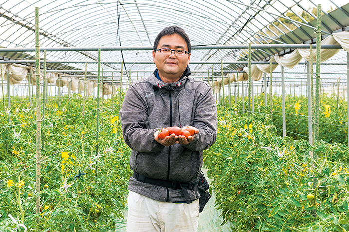 現在、若松区では約10軒の農家が「若松水切りトマト」作りに従事しており、なかでも中野秀樹さんは期待の若手。